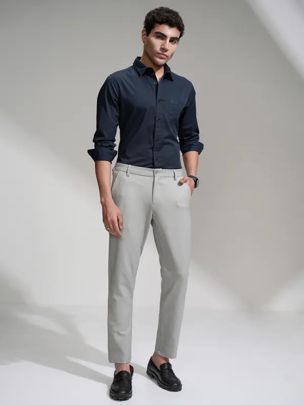 Highlander Men Navy Blue Solid Slim Fit Casual Shirt