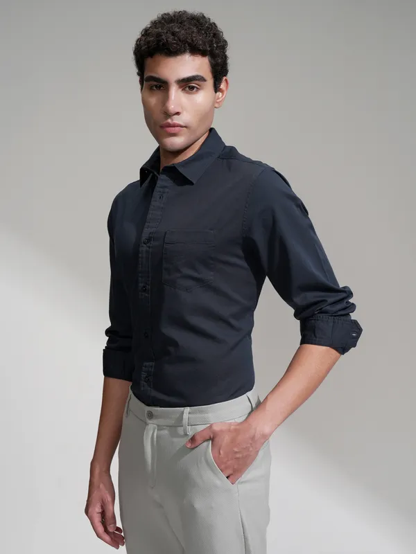 Highlander Men Navy Blue Solid Slim Fit Casual Shirt