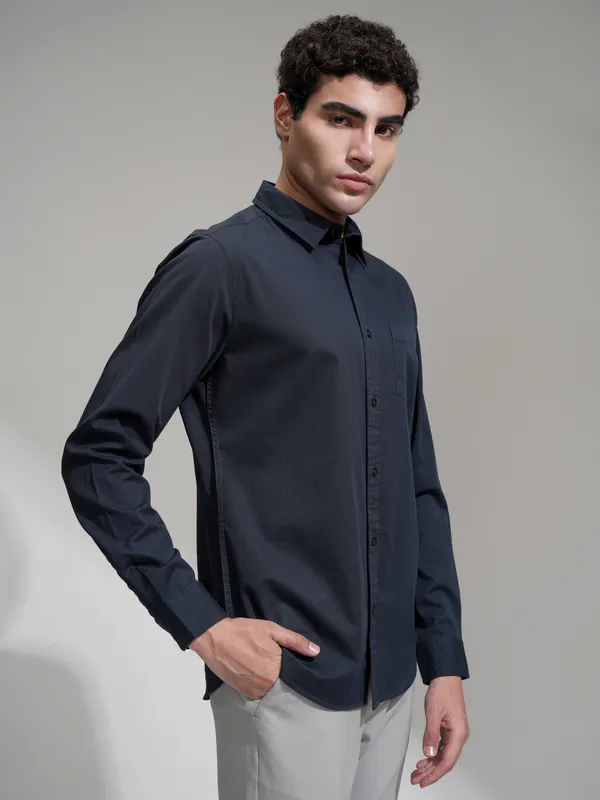 Highlander Men Navy Blue Solid Slim Fit Casual Shirt