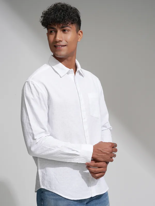 Highlander Men White Relaxed Fit Self Design Casual Shirt