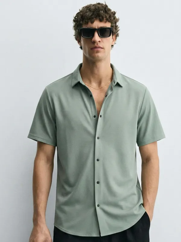 Highlander Men Green Solid Slim Fit Casual Shirt