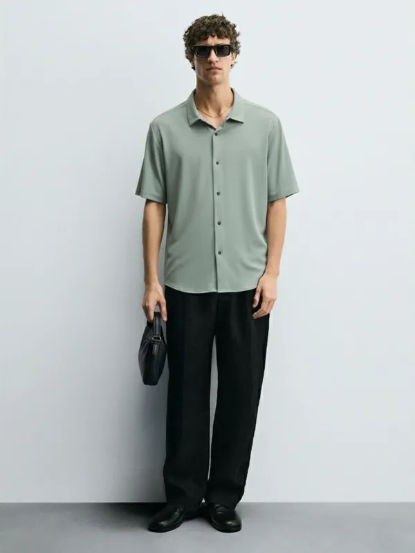 Highlander Men Green Solid Slim Fit Casual Shirt