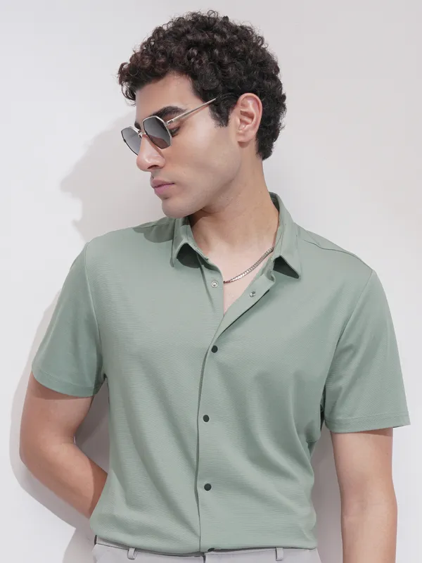 Highlander Men Green Solid Slim Fit Casual Shirt