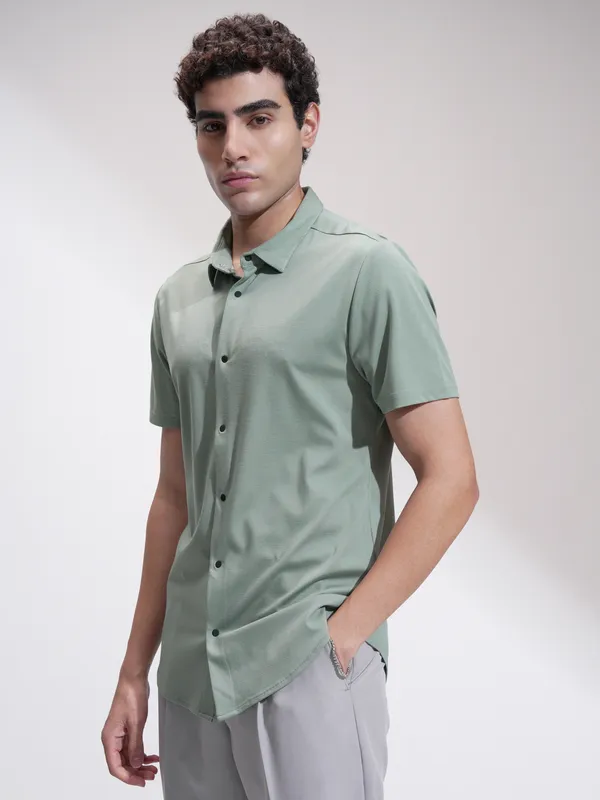 Highlander Men Green Solid Slim Fit Casual Shirt