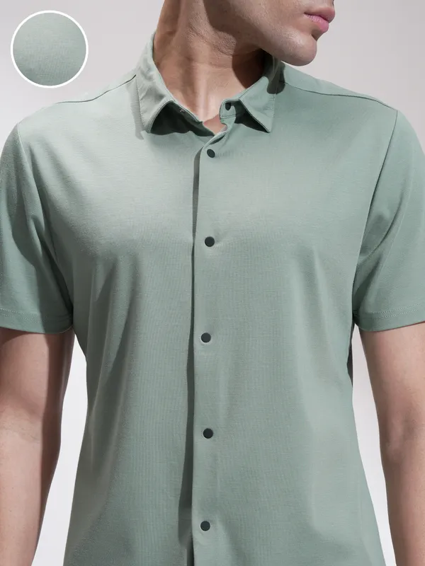 Highlander Men Green Solid Slim Fit Casual Shirt