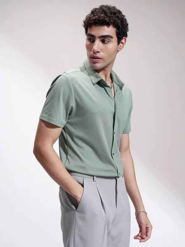 Highlander Men Green Solid Slim Fit Casual Shirt