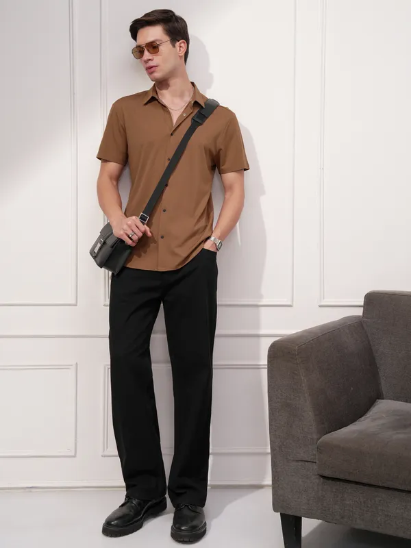 Highlander Men Brown Solid Slim Fit Casual Shirt
