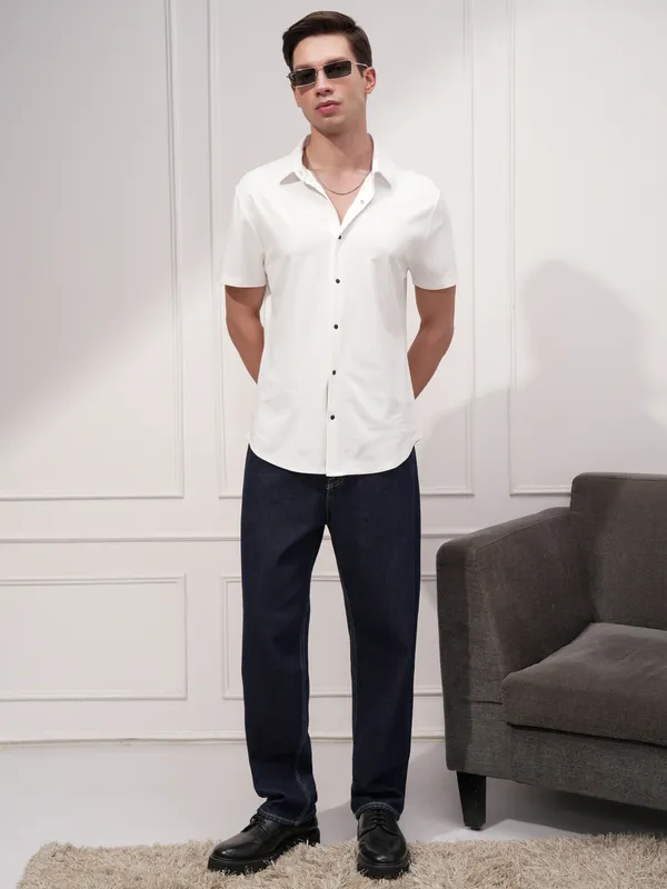 Highlander Men White Solid Slim Fit Casual Shirt