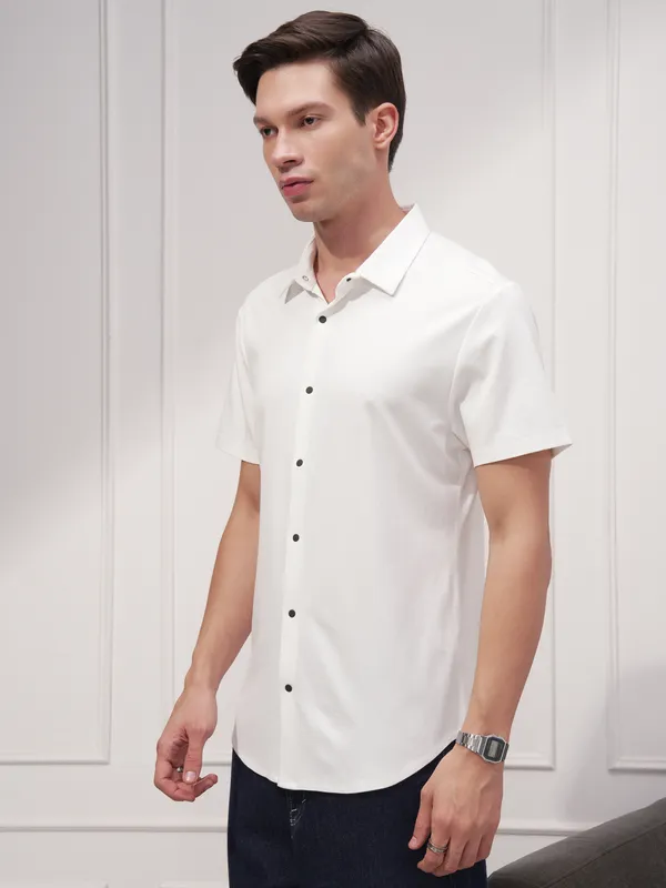 Highlander Men White Solid Slim Fit Casual Shirt