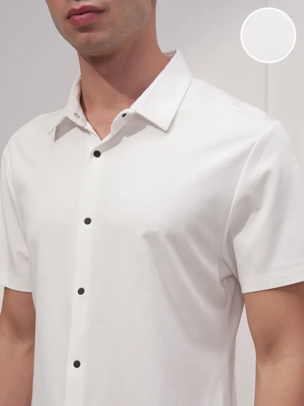 Highlander Men White Solid Slim Fit Casual Shirt