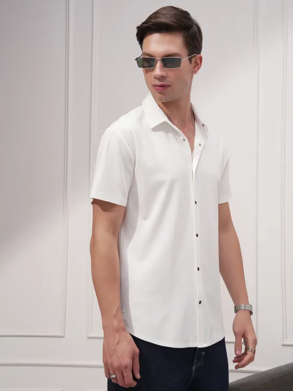 Highlander Men White Solid Slim Fit Casual Shirt