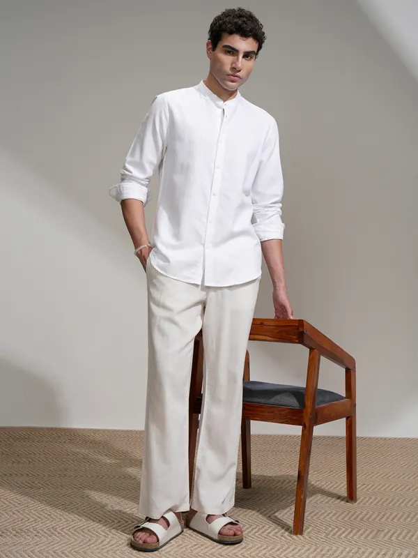 Highlander Men White Self Design Slim Fit Casual Shirt