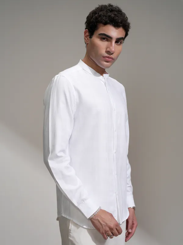 Highlander Men White Self Design Slim Fit Casual Shirt