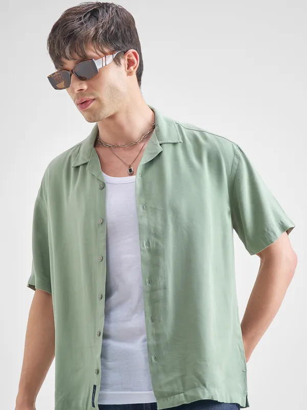 Highlander Men Green Solid Relaxed Fit Casual Shirt