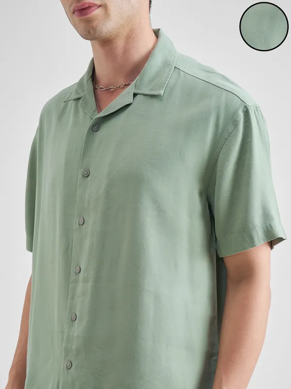 Highlander Men Green Solid Relaxed Fit Casual Shirt