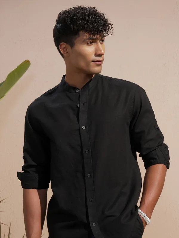 Highlander Men Black Solid Relaxed Fit Casual Shirt