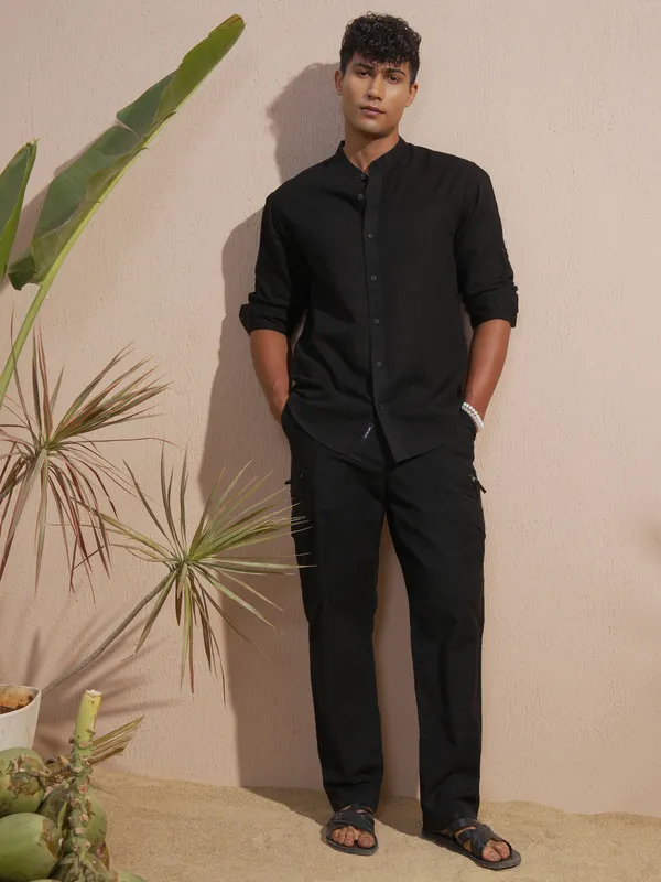 Highlander Men Black Solid Relaxed Fit Casual Shirt