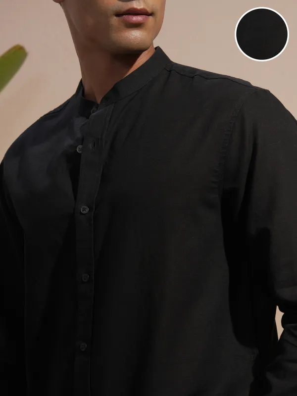 Highlander Men Black Solid Relaxed Fit Casual Shirt