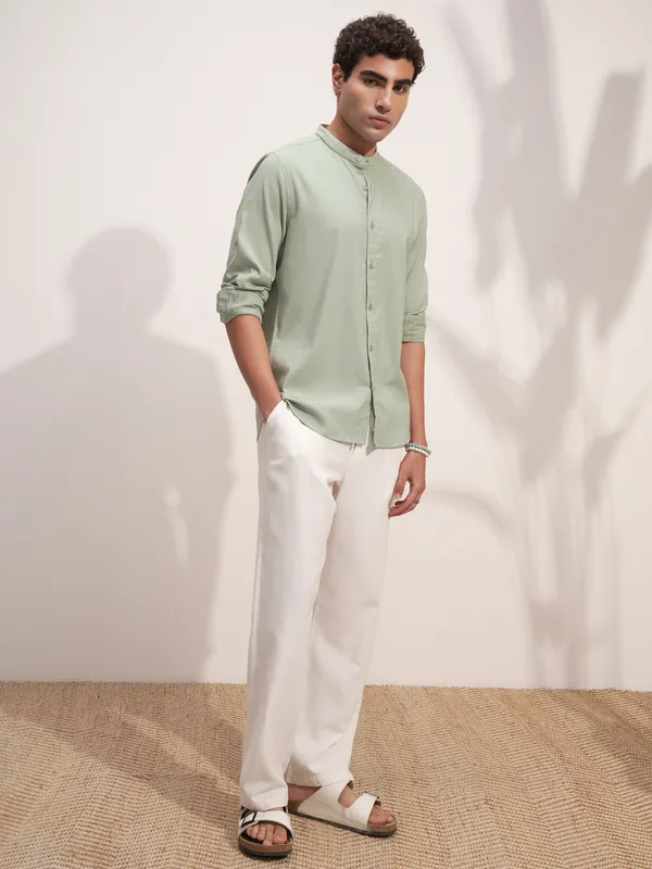 Highlander Men Green Solid Slim Fit Casual Shirt