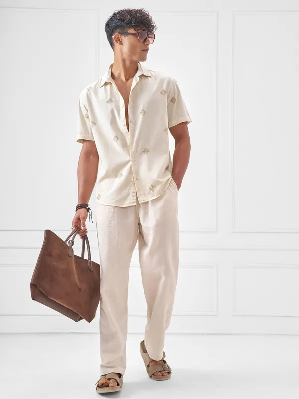 Highlander Men Off White Embroidered Relaxed Fit Casual Shirt