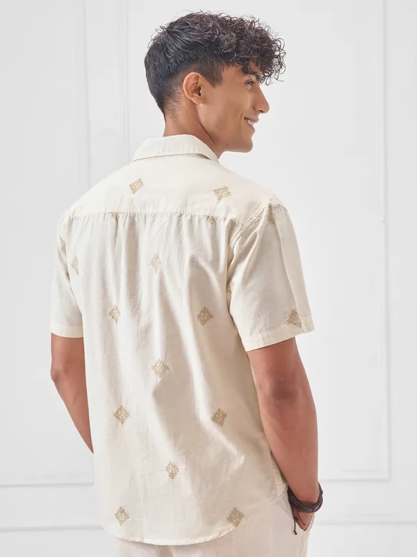 Highlander Men Off White Embroidered Relaxed Fit Casual Shirt