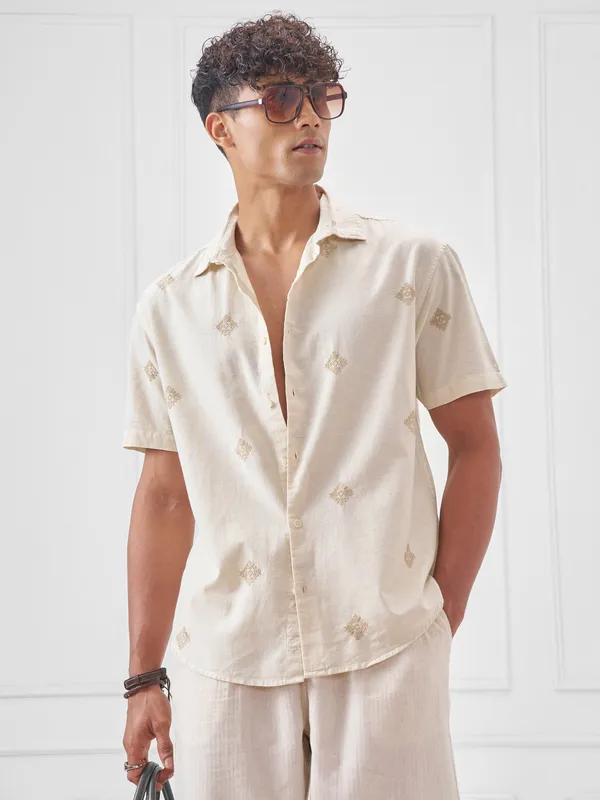 Highlander Men Off White Embroidered Relaxed Fit Casual Shirt