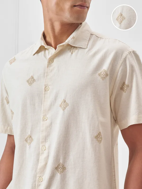Highlander Men Off White Embroidered Relaxed Fit Casual Shirt