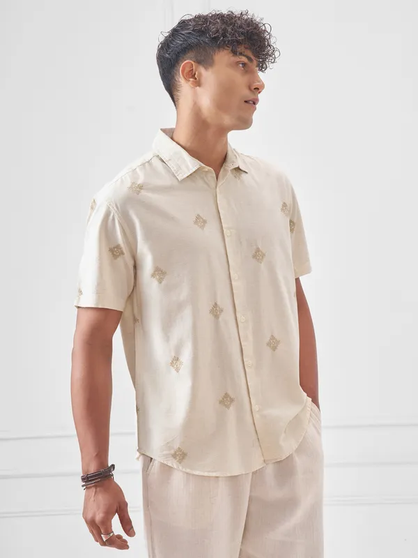 Highlander Men Off White Embroidered Relaxed Fit Casual Shirt