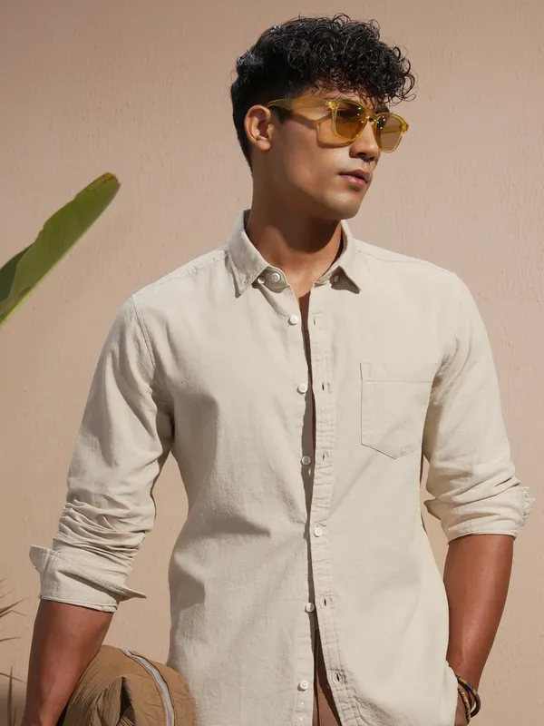Highlander Men Cream Solid Slim Fit Casual Shirt