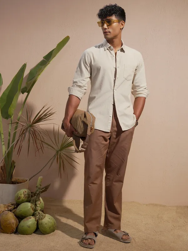 Highlander Men Cream Solid Slim Fit Casual Shirt