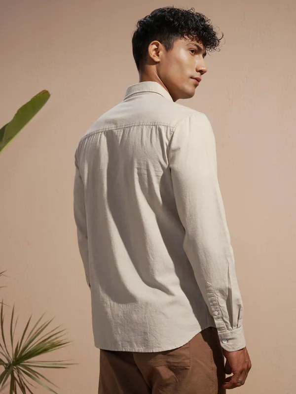 Highlander Men Cream Solid Slim Fit Casual Shirt