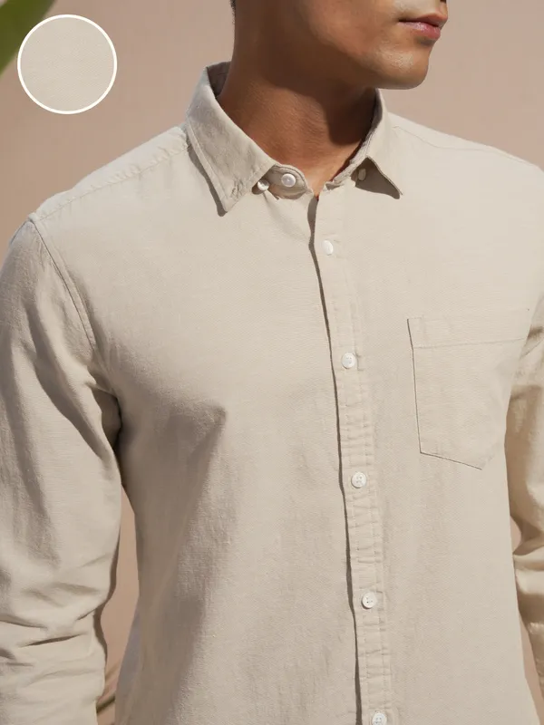 Highlander Men Cream Solid Slim Fit Casual Shirt