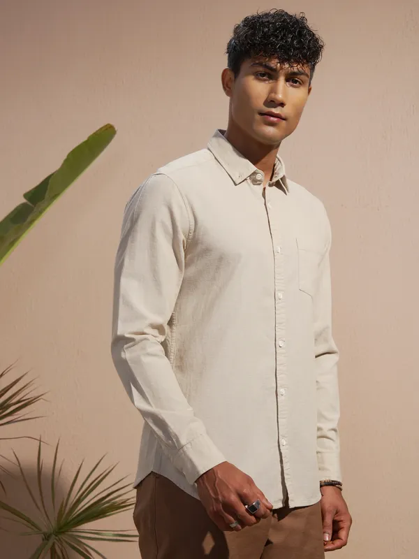Highlander Men Cream Solid Slim Fit Casual Shirt