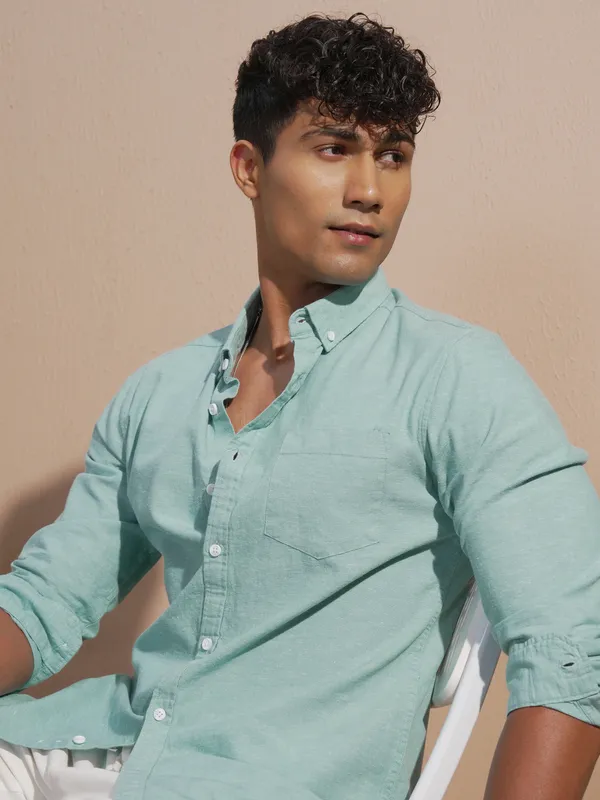 Highlander Men Green Solid Slim Fit Casual Shirt