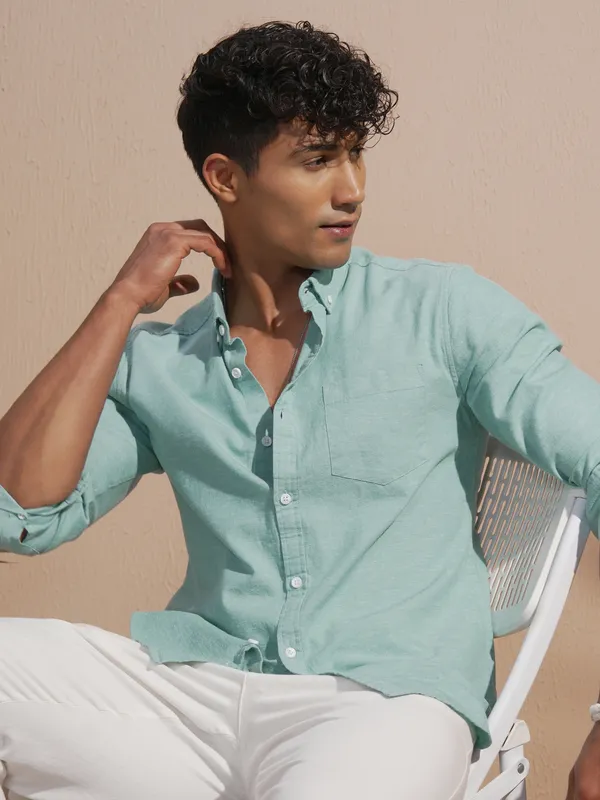 Highlander Men Green Solid Slim Fit Casual Shirt