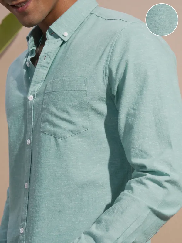 Highlander Men Green Solid Slim Fit Casual Shirt