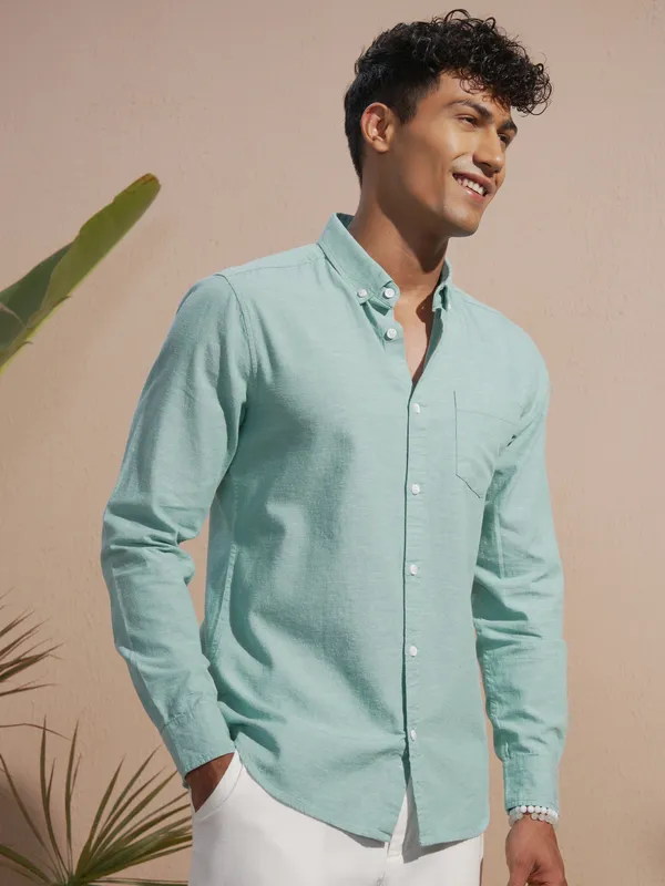 Highlander Men Green Solid Slim Fit Casual Shirt