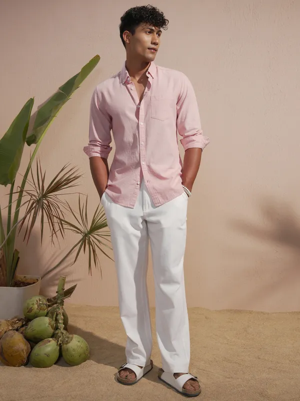 Highlander Men Pink Solid Slim Fit Casual Shirt