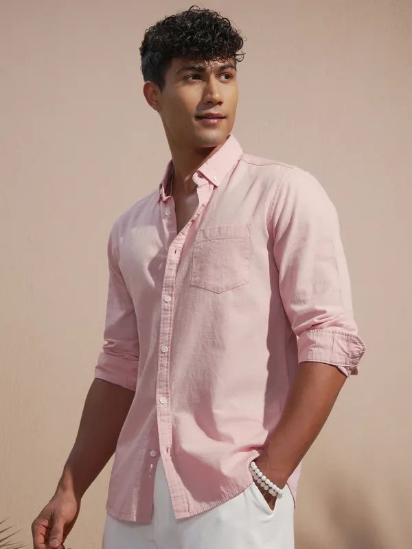 Highlander Men Pink Solid Slim Fit Casual Shirt