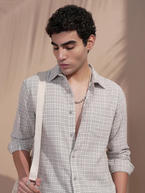 Highlander Men Grey Checked Slim Fit Casual Shirt