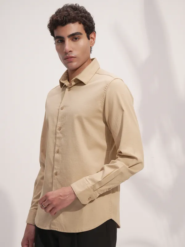 Highlander Men Beige Solid Slim Fit Casual Shirt