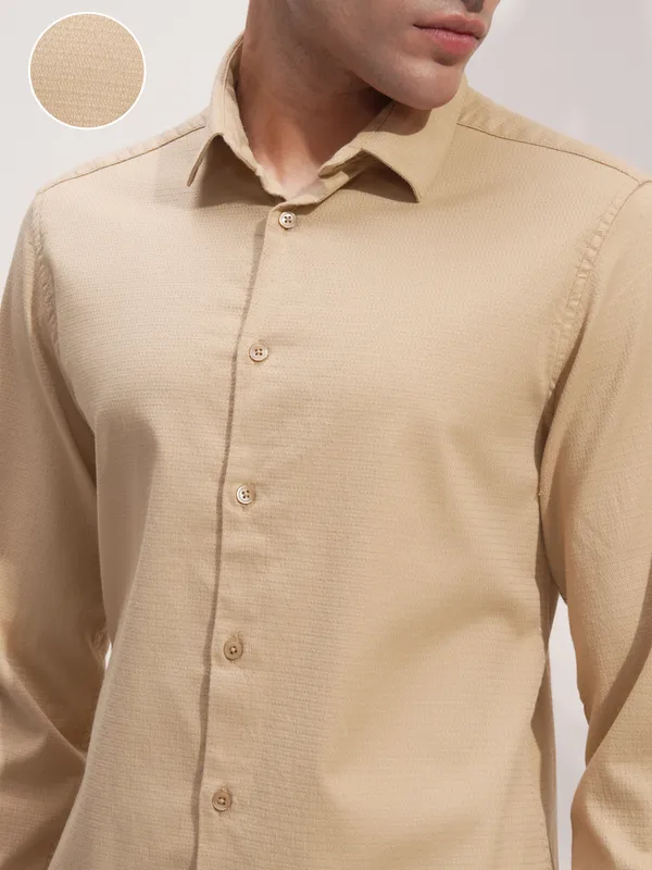 Highlander Men Beige Solid Slim Fit Casual Shirt