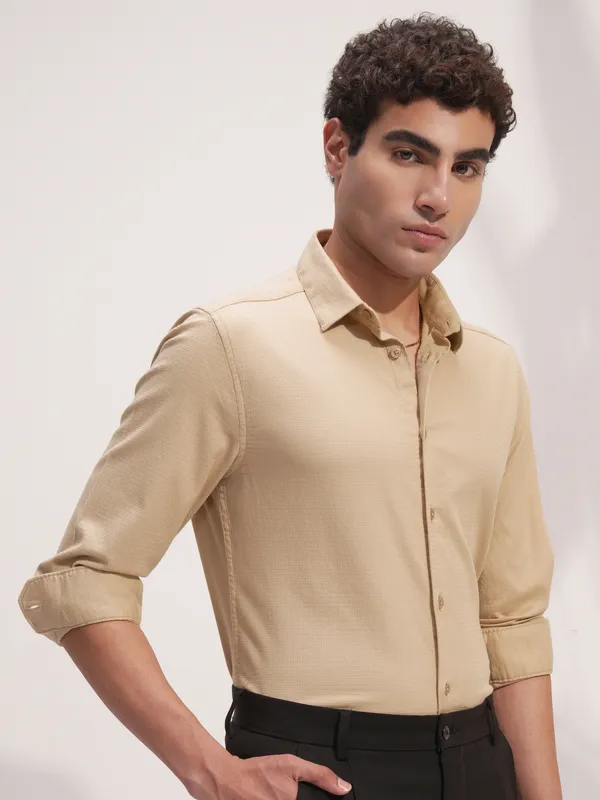 Highlander Men Beige Solid Slim Fit Casual Shirt