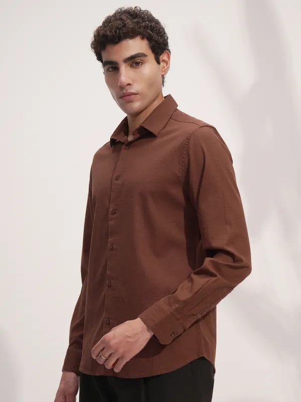 Highlander Men Brown Solid Slim Fit Casual Shirt