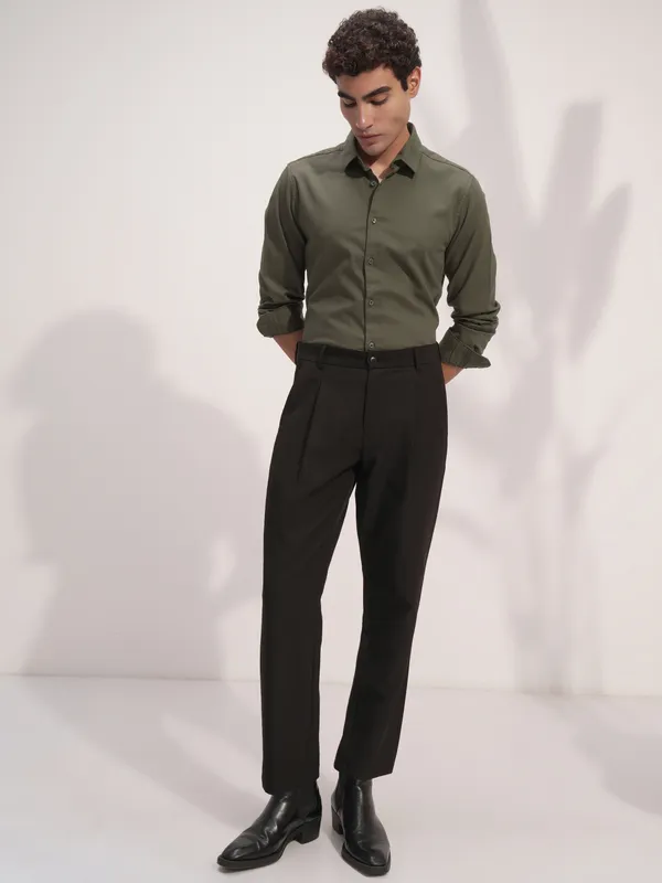 Highlander Men Olive Solid Slim Fit Casual Shirt