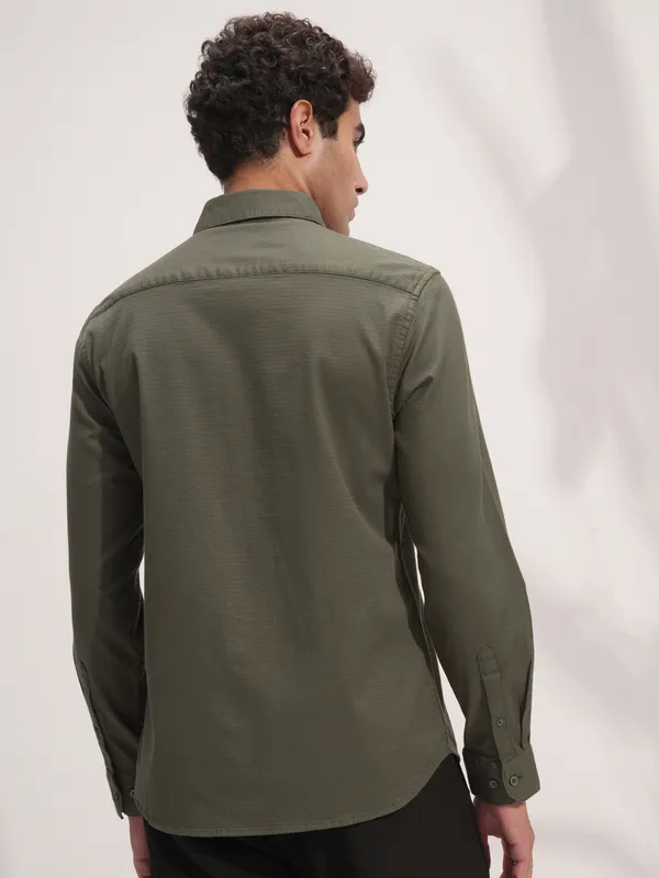 Highlander Men Olive Solid Slim Fit Casual Shirt