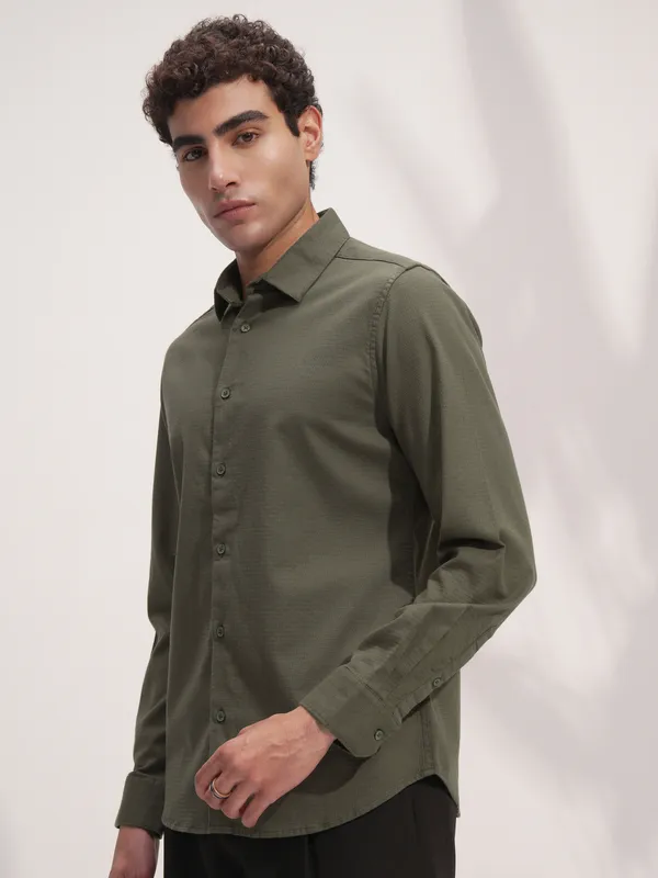 Highlander Men Olive Solid Slim Fit Casual Shirt