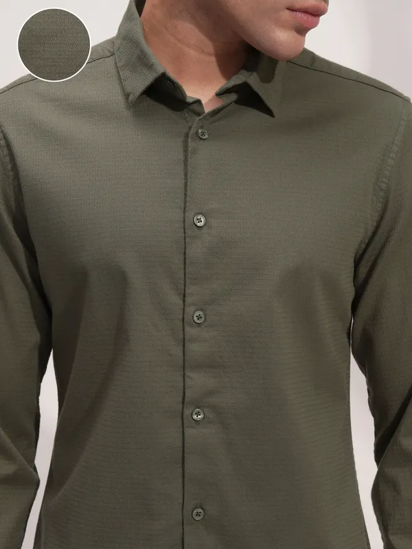 Highlander Men Olive Solid Slim Fit Casual Shirt