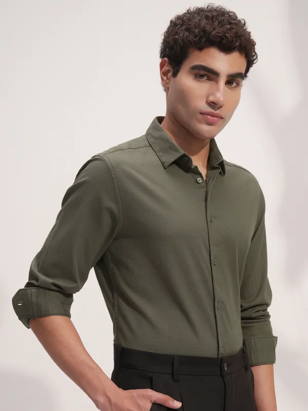 Highlander Men Olive Solid Slim Fit Casual Shirt