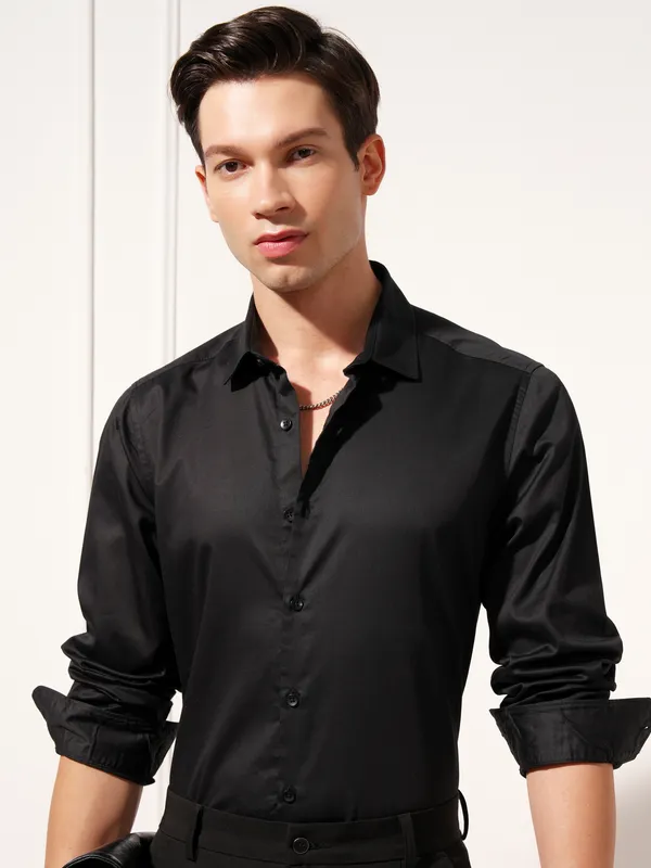 Highlander Men Black Solid Slim Fit Casual Shirt